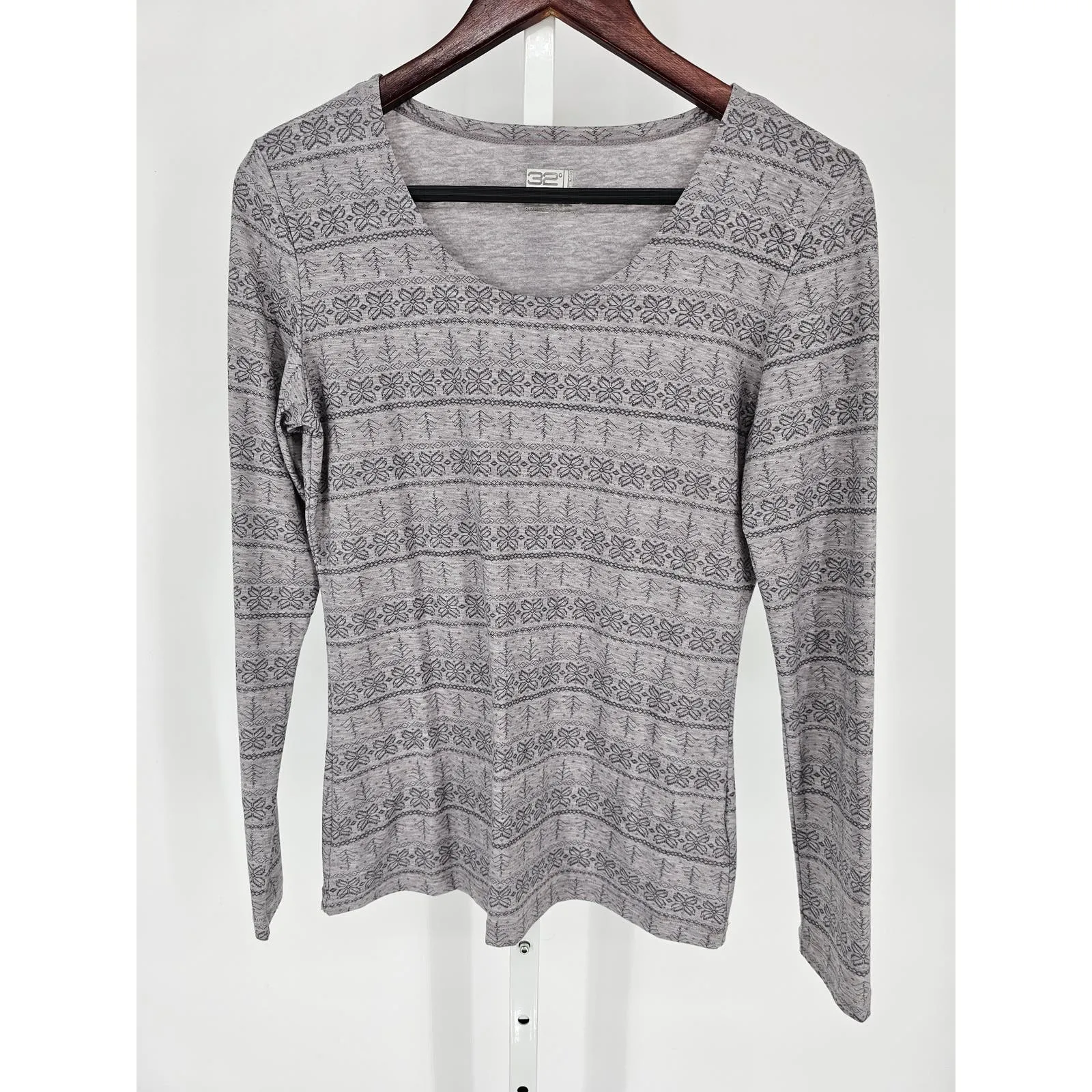 32 Degree Heat Womens Sz M Long Sleeve Lightweight T Shirt Gray Snowflake Print